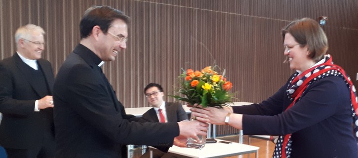 Generalvikar Kutschke überreichte der neuen Hauptabteilungsleiterin Silke Meemken zur Begrüßung Blumen. © Michael Baudisch