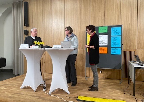 Bischof Heinrich Timmerevers im Gespräch mit Silke Meemken und Claudia Leide (v.l.) bei der Zoom-Konferenz mit Gemeindemitgliedern am 12. März 2022. © Daniela Pscheida-Überreiter