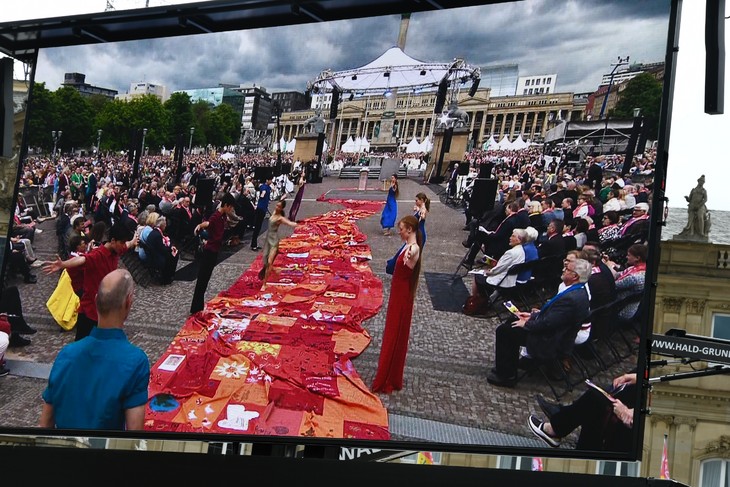 Szene aus dem Zentralen Gottesdienst zu Christi Himmelfahrt auf dem Stuttgarter Schlossplatz - übertragen auf eine große Leinwand und im Fernsehen. © Elisabeth Meuser