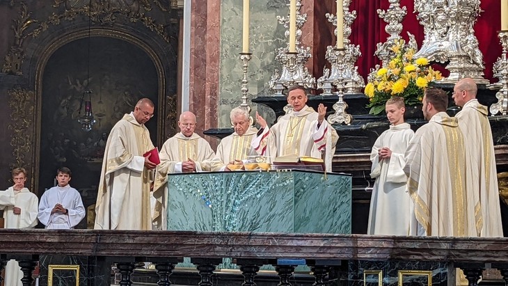 Jubiläumsmesse in der Kathedrale. Im Bild von links: Pater Slawomir Rakus, Pater Marek Kędzierski, Pfarrer Prof. Roman Karwacki, Weihbischof Adam Bałabuch, Pfarrer Marcin Ogórek, Kaplan Przemysław Kostorz und Ministranten. © privat