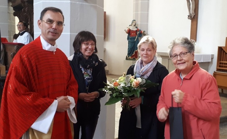 Dankten der scheidenden Mitarbeiterin Maria Ludewig (rechts) für ihren langjährigen Dienst (v.l.n.r.): Generalvikar Andreas Kutschke, Ulrike Kliche aus dem Büro des Generalvikars sowie Dorothea Handrik aus dem Sekretariat des Diözesanarchivs. © Michael Baudisch