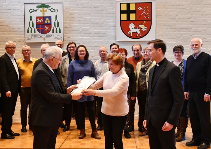 Für die Mitglieder des Lenkungskreises haben heute Christine Neumann (vorne mitte) und Generalvikar Andreas Kutschke (rechts) auf ihrer Abschluss-Sitzung die Handlungsempfehlungen des Gremiums an Bischof Heinrich Timmerevers überreicht. © Michael Baudisch