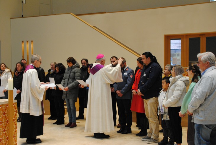 Bischof Heinrich Timmerevers beim Gottesdienst mit den Taufbewerberinnen und -bewerbern in der Propstei Leipzig. © Ruth Weinhold-Heße / TAG DES HERRN, St. Benno-Verlag/Leipzig