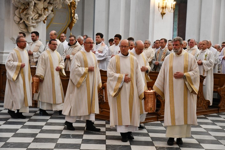 Diakone unseres Bistums tragen zur Chrisammesse 2019 die Gefäße mit den Heiligen Ölen in die Kathedrale.