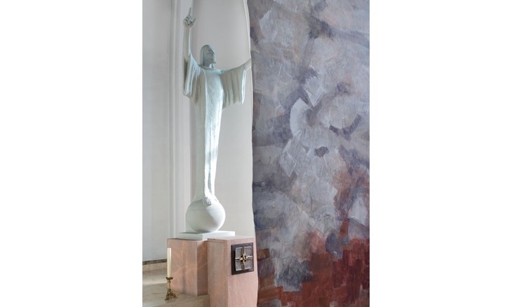 Das Werk von Sabine Herrmann vor der Christus-Statue der Propstei Chemnitz. © Klaus Killisch