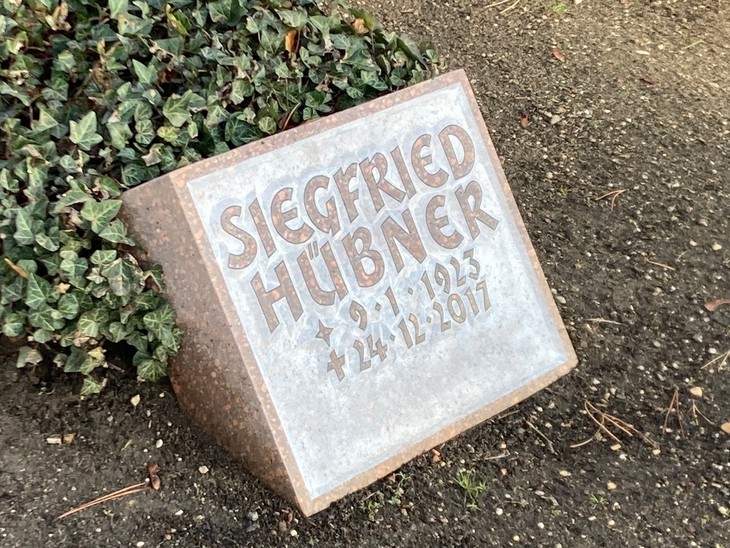 Grabstein von Dr. Siegfried Hübner auf dem Friedhof Leipzig-Plagwitz © Thomas Bohne CO