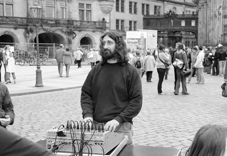 Johannes Paul wie er im Bistum weit bekannt war: Bei seinem Einsatz am Mischpult zur technischen Betreuung einer Großveranstaltung, hier am Schlossplatz in Dresden. © Peter Fischer