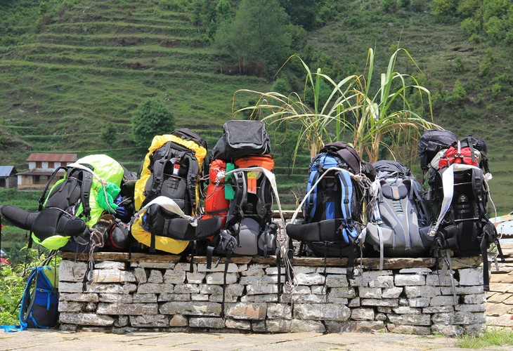 Rucksäcke auf einer Mauer. © Doris Schug, in: Pfarrbriefservice.de