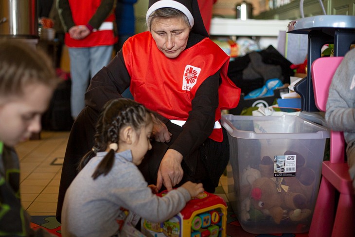 Eine Ordensfrau unterstützt als freiwillige Caritas-Helferin eine Mutter-Kind-Einrichtung für Geflüchtete in Przemysl/Polen. © Caritas international / Philipp Spalek