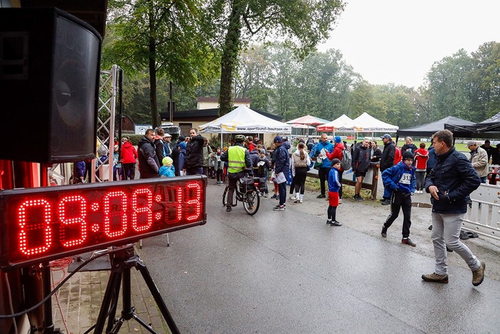 Die Laufveranstaltung in Radibor war aufwändig vorbereitet und zog viele Sportbegeisterte an. © Konstantin Rehor