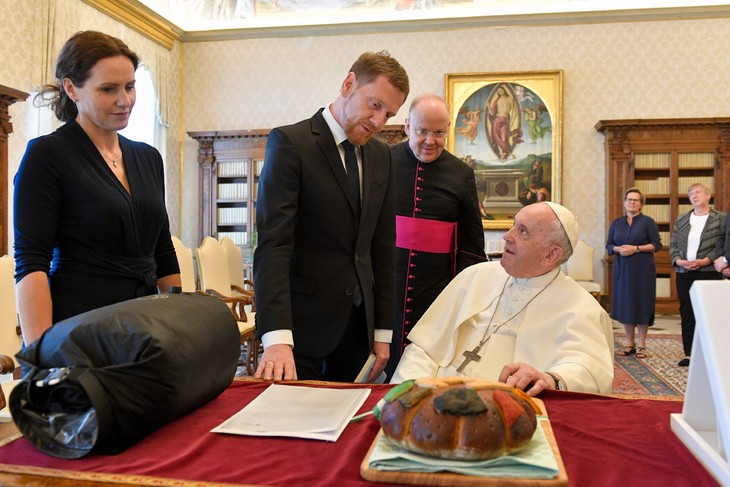 Sachsens Ministerpräsident mit seiner Frau Annett Hofmann bei Papst Franziskus. © Vatican Media / Sächsische Staatskanzlei