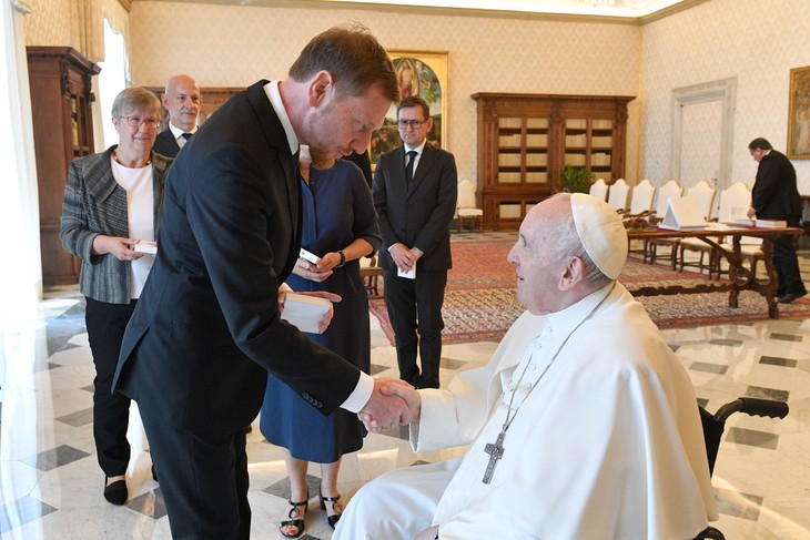 Der Heilige Vater, Papst Franziskus, empfängt den sächsischen Ministerpräsidenten Michael Kretschmer und die Vorsitzende des Katholikenrates des Bistums Dresden-Meißen, Martina Breyer (links), zu einer Privataudienz. © Vatican Media