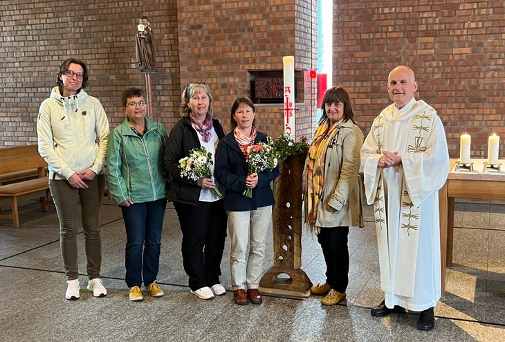 Auf dem Foto (v.l.n.r.): Melanie Herrlich und Susanne Bräuner (Caritas), Jeannette Perschke und Monika Hille, Eva-Maria Ritz und Pfarrer Bertram Wolf © privat