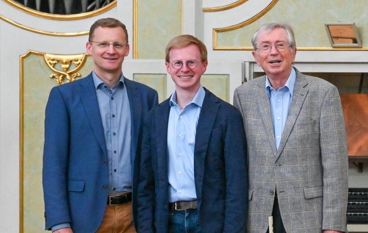 Amtierender Domorganist, flankiert von zwei seiner Vorgänger an der Silbermannorgel (v.l.n.r.): Thomas Lennartz, Sebastian Freitag und Hansjürgen Scholze.