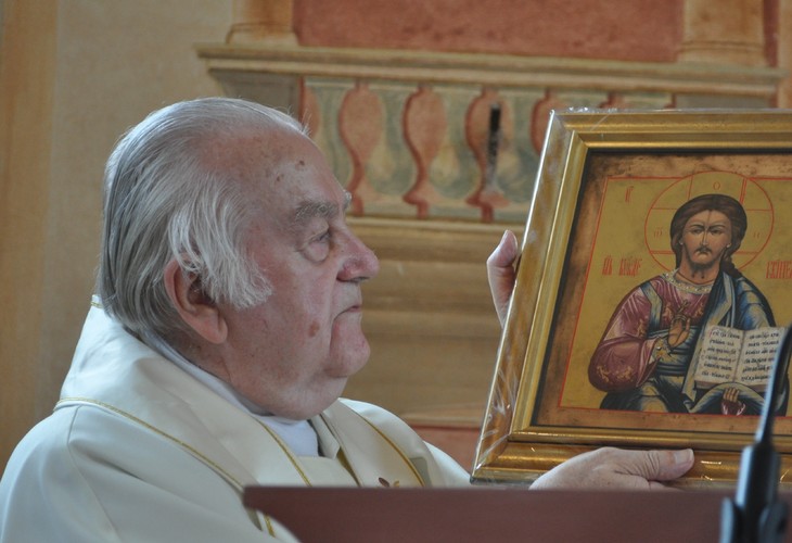 Pfarrer Ferdinand Kohl im Jahr 2020 mit einer Ikonendarstellung. © privat