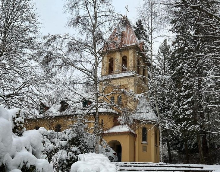 Tiefverschneit: St. Elisabeth in Bad Elster, eine Perle des Vogtlandes. © privat