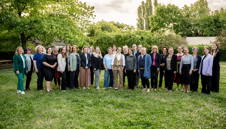 Die Tandems und Mitglieder der Programmsteuerungsgruppe aus den (Erz-)Bistümern Berlin, Dresden-Meißen, Eichstätt, Fulda und Mainz sowie den Diözesancaritasverbänden Fulda und Würzburg auf dem Gruppenfoto mit dem Team des Hildegardis-Vereins am 20.05.2025 in Würzburg. © Daniel Schwarz / Hildegardis-Verein