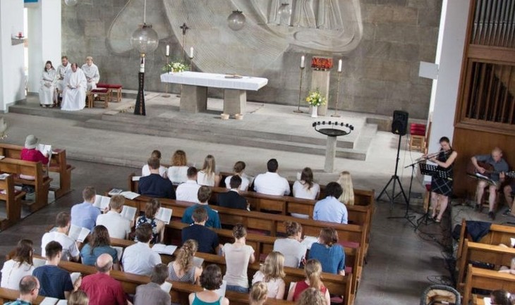 Die Katholische Studentengemeinde in Dresden bei der gemeinsamen Gottesdienstfeier. © privat