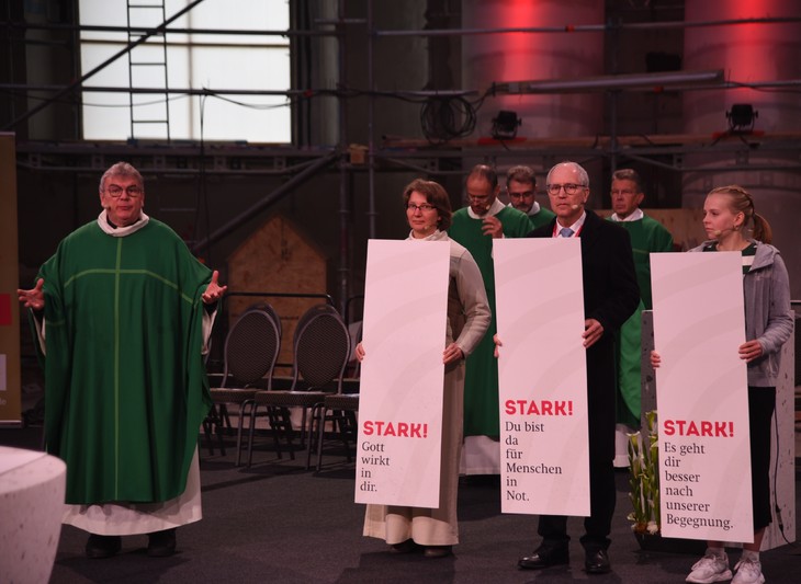 Aktionselement: Bonifatiuswerk-Generalsekretär Msgr. Georg Austen, Schwester Bianca Maier, Bonifatiuswerk-Präsident Manfred Müller und Lioba Gerd-Witte berichteten während der Diaspora-Aktionseröffnung in Berlin von den Kraftquellen des Glaubens. © Simon Helmers/Bonifatiuswerk