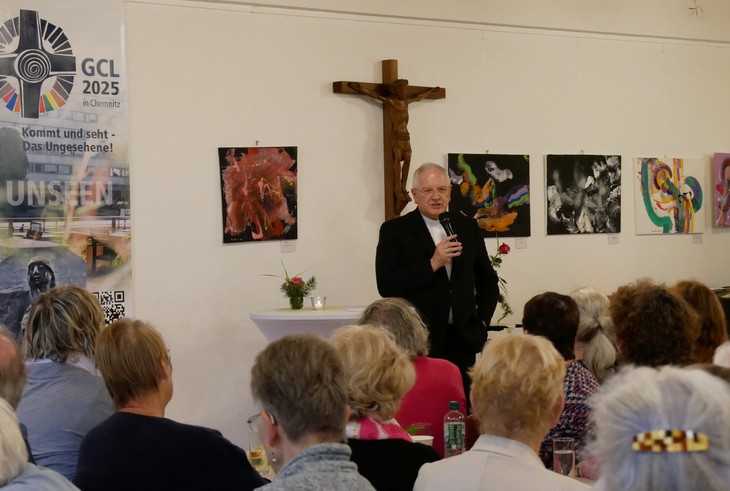 Bischof Heinrich Timmerevers beim Besuch der Mitglieder der Gemeinschaft Christlichen Lebens (GCL) in Chemnitz. © Elisabeth Meuser