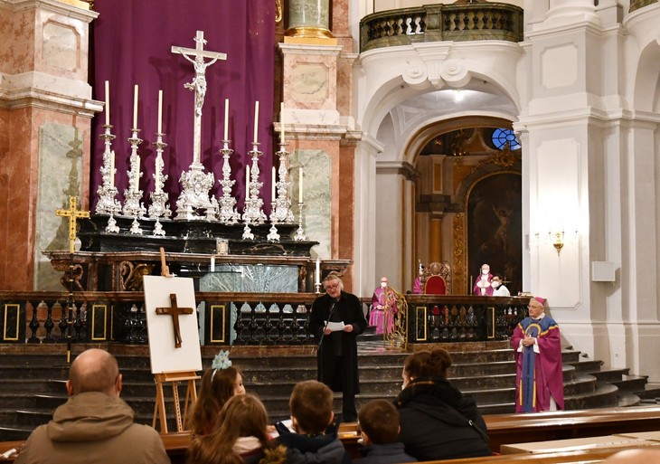 Hermann J Kassel erläuterte in der Kathedrale sein Aeternus-Kreuz. © Michael Baudisch