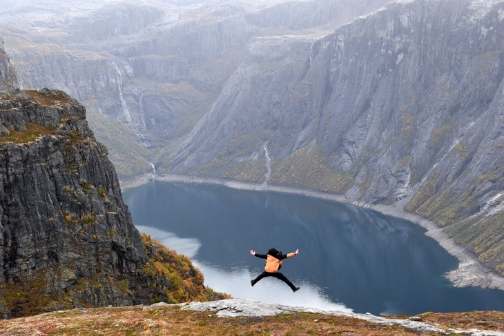 Bildunterzeile:

Atemberaubende Ausblicke auf der Trolltunga-Felsplatte über dem See Ringedalsvatnet in Norwegen. © Jonas Kocum