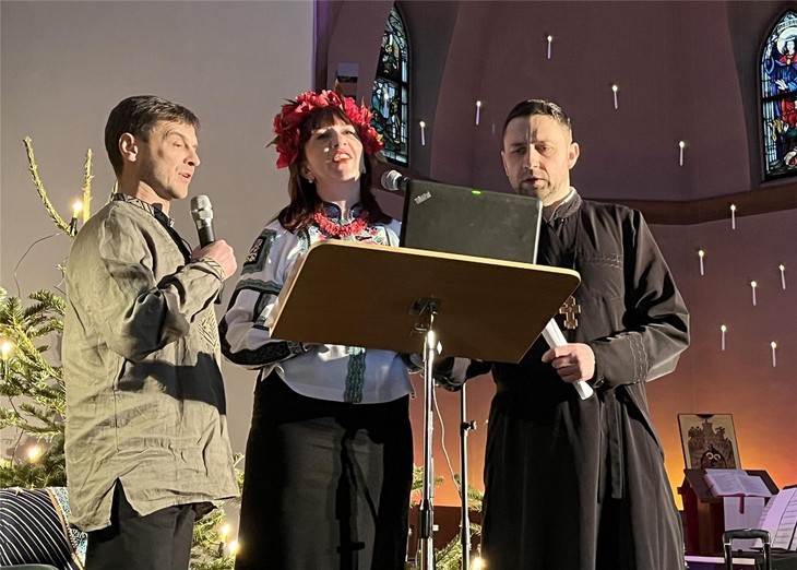 Mitglieder der ukrainischen Gemeinde in Aue singen Weihnachtslieder ihrer Heimat. © Cornelia Wöhl