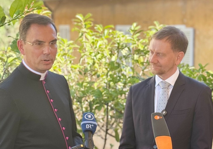 Seit 30 Jahren gibt der Staatskirchenvertrag dem Verhältnis zwischen dem Freistaat Sachsen und der katholischen Kirche einen verlässlichen Rahmen. Bei einem Pressestatement in Rom würdigten Diözesanadministrator Andreas Kutschke und Sachsens Ministerpräsident Michael Kretschmer den Vertrag. © Christian Fischer