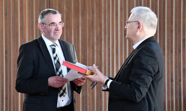 Die Ernennungsurkunde zum Ordinariatsrat bekam Markus Banowski (links) heute nach seiner Vereidigung von Bischof Heinrich Timmerevers überreicht. © Michael Baudisch