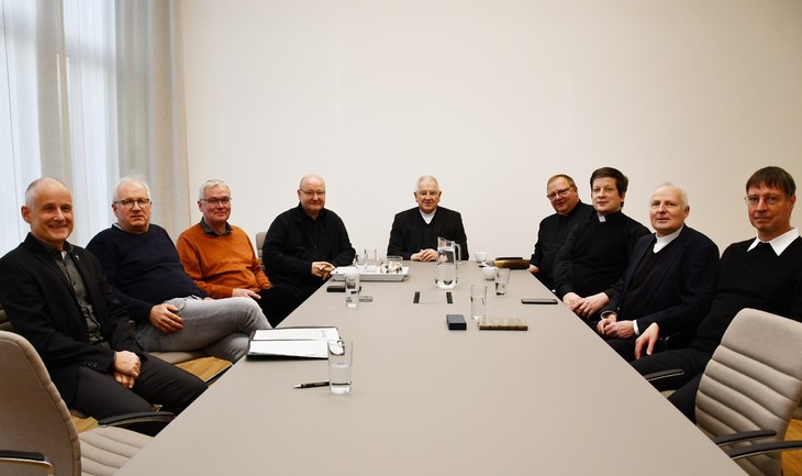 (V.l.n.r.): Ordinariatsrat Bertram Wolf (ehem. Dekan Gera), Dekan Norbert Büchner (Dresden), Dekan Gregor Giele (Zwickau), Dekan Stephan Löwe (Meißen), Bischof Heinrich Timmerevers, Dekan Veit Scapan (Bautzen), Dekan Martin Kochalski (Plauen/V.), Dekan Roman Neumüll (Chemnitz), Dekan Ralph Kochinka (Leipzig). © Michael Baudisch