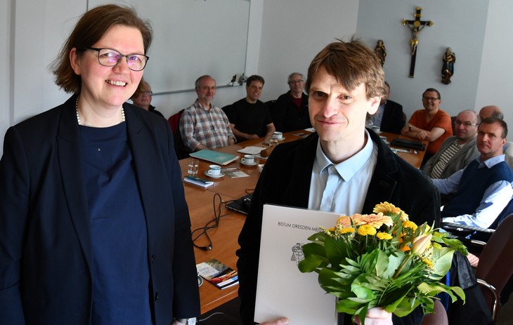 Ordinariatsrätin Silke Meemken gratulierte im Rahmen des heutigen Kantorenkonvents Christian Bonath zur Ernennung zum Kirchenmusikreferenten. © Michael Baudisch