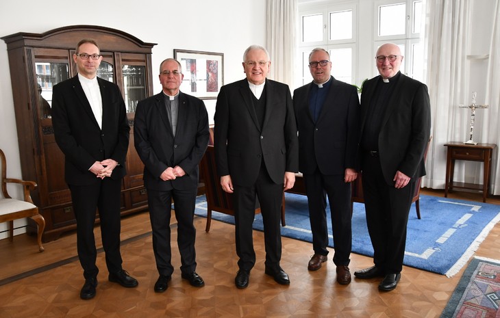Tauschten sich über Themen der Katholischen Militärseelsorge aus (v.l.n.r.): Torsten Stemmer, Bernd F. Schaller, Bischof Heinrich Timmerevers, Artur Wagner und Monsignore Rainer Schnettker. © Michael Baudisch