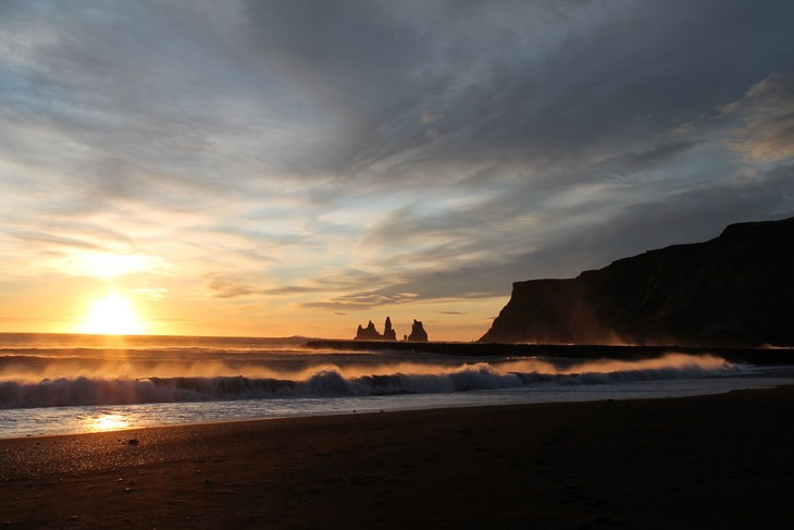 Beeindruckende Landschaften erwarten die Freiwilligen im Süden von Island: Reynisdrangar, auch bekannt als Black Beach. © Lioba Gerd-Witte