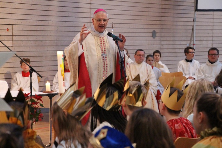 Bischof Timmerevers beim Gottesdienst im St. Benno-Gymnasium © Andreas Golinski