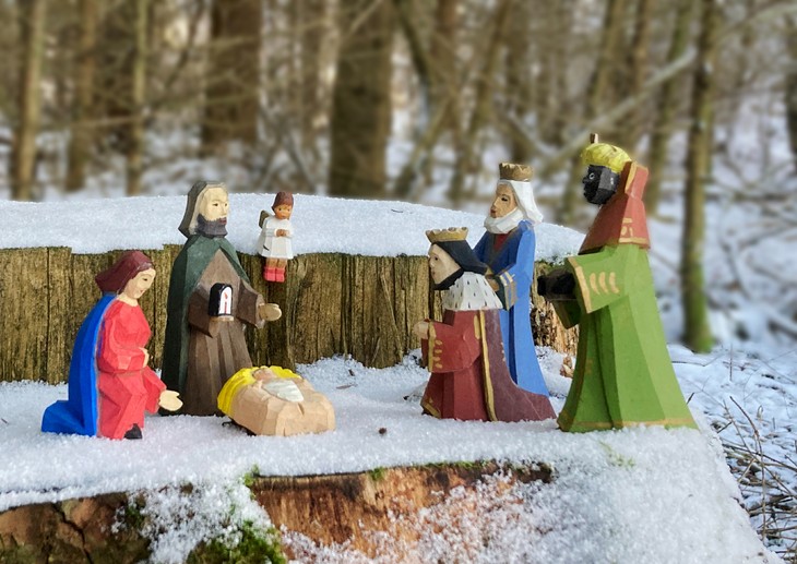 Heilige Familie mit Drei Königen - hier im Schnee. © Christiane Raabe In: Pfarrbriefservice.de