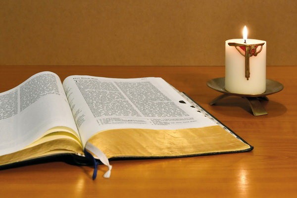 Aufgeschlagene Bibel mit Kerze. © Jeannette Gosteli