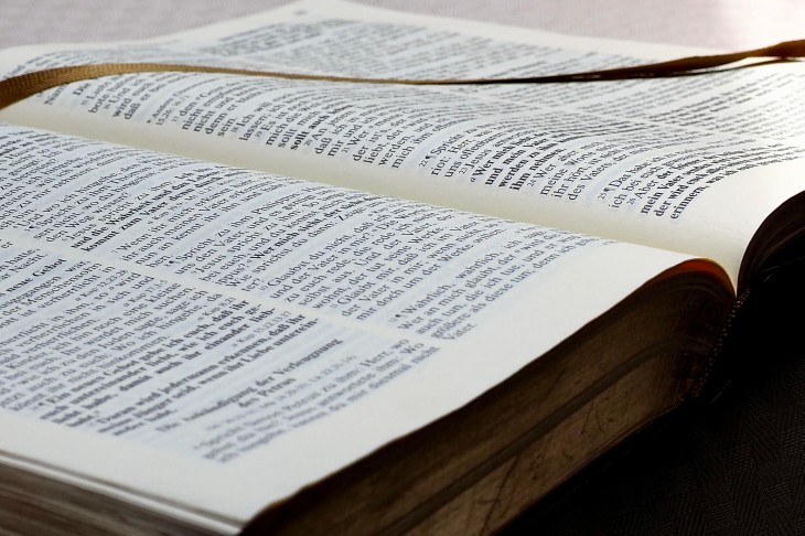 Geöffnete Bibel. © Gabi Fleischmann In: Pfarrbriefservice.de