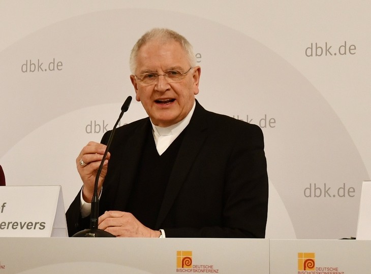 Bischof Heinrich Timmerevers bei einer Pressekonferenz im Rahmen der Frühjahrs-Vollversammlung. © Michael Baudisch