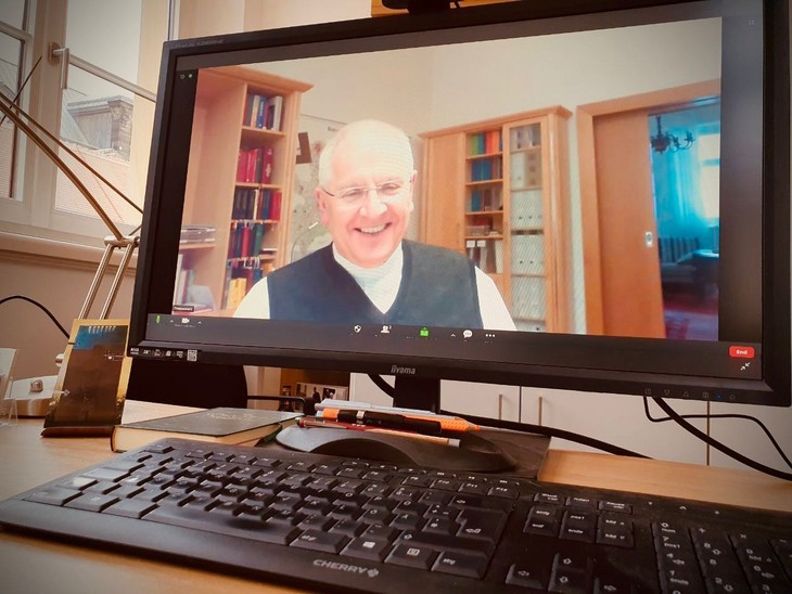 In den kommenden Tagen ist Bischof Heinrich allenfalls per Computerbildschirm live zu erleben. © Samuel-Kim Schwope