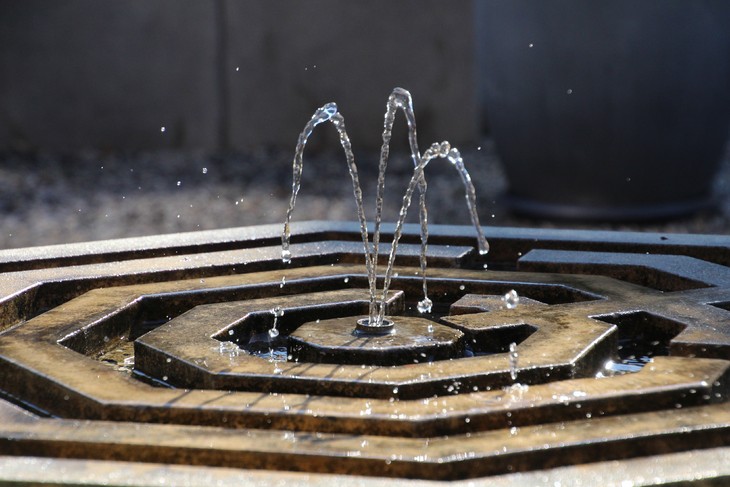 Brunnen im Innenhof des Exerzitienhauses. © Haus HohenEichen