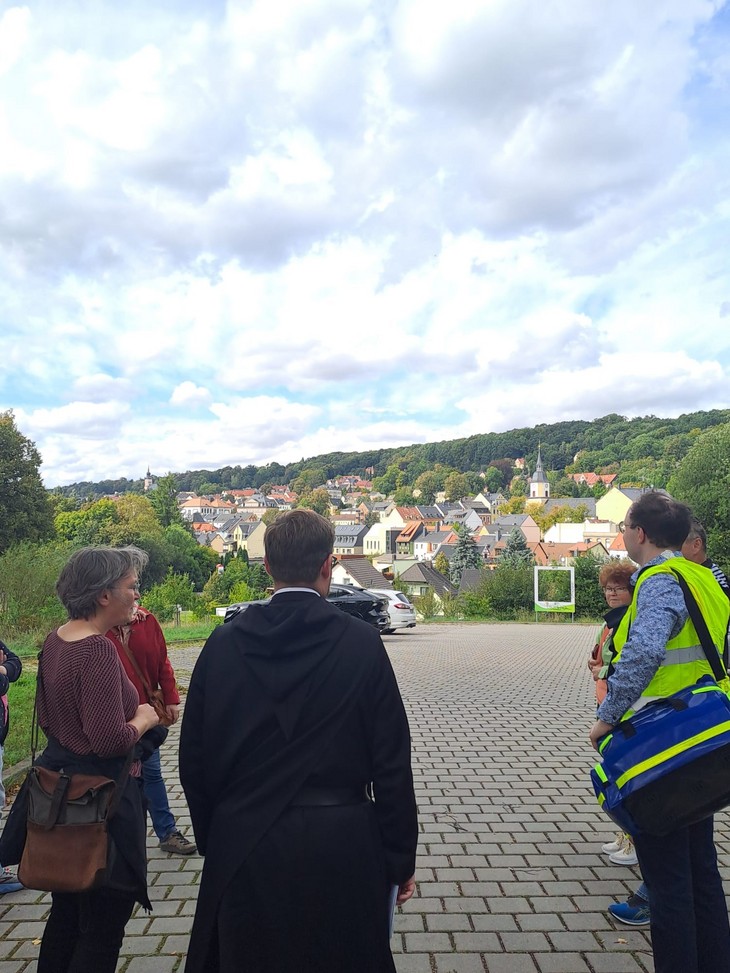 Die Teilnehmenden des Wochenendes genießen den Canaletto-Blick auf Hohenstein-Ernstthal. © Christine Gryska