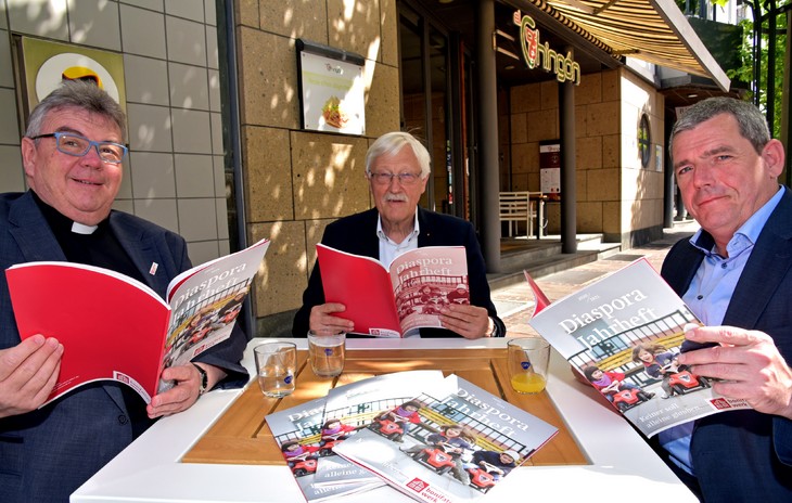 Der Präsident des Bonifatiuswerkes Heinz Paus (Mitte), Generalsekretär Monsignore Georg Austen (l.) und Geschäftsführer Ingo Imenkämper präsentieren das neue Diaspora-Jahrheft. © Patrick Kleibold