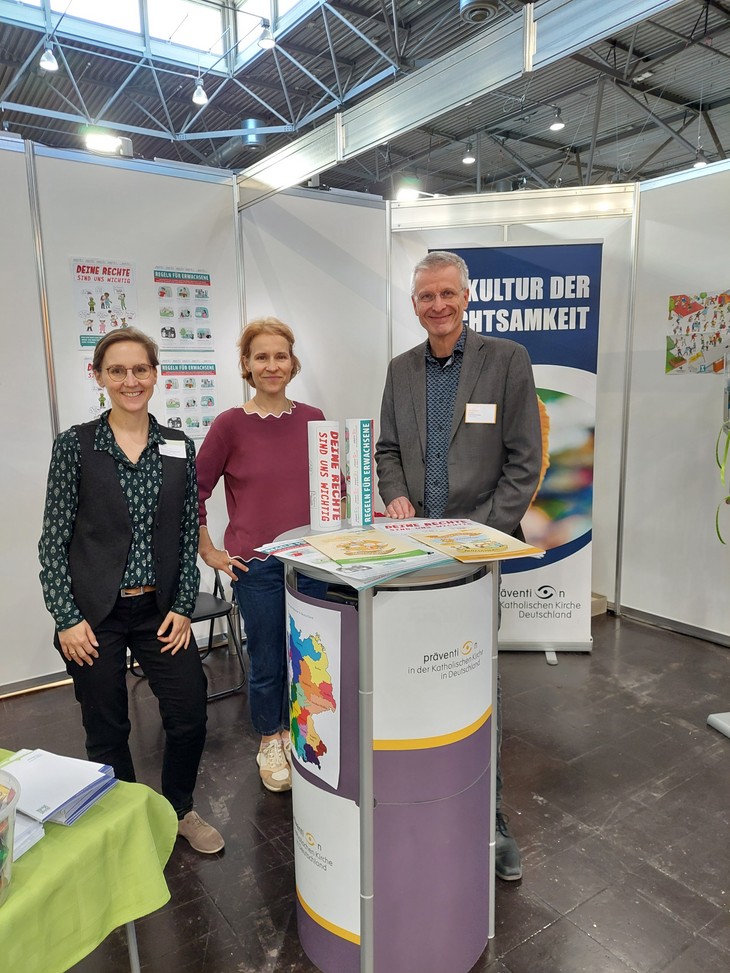 Am Stand der Präventionsbeauftragten in Leipzig (v.l.n.r.): Julia Eckert (Dresden), Lydia Schmitt (Magdeburg) und Burkhard Rooß (Berlin).