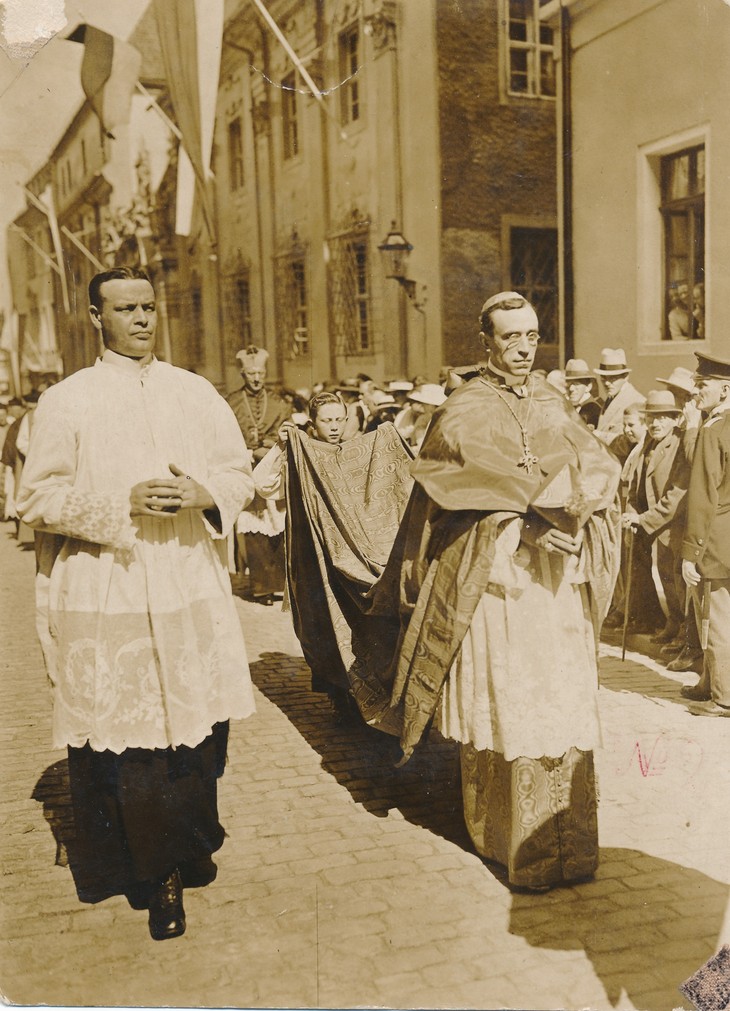 Auszug Nuntius Pacelli von Domstift in den Dom, 1921 © Archiv Bistum Dresden-Meißen
