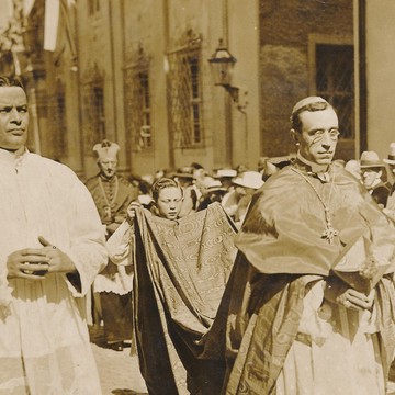 Nuntius Eugenio Pacelli zieht in Bautzen vom Domstift zum Dom - anlässlich der Wiederrichtung des Bistums Meißen. © Archiv Bistum Dresden-Meißen