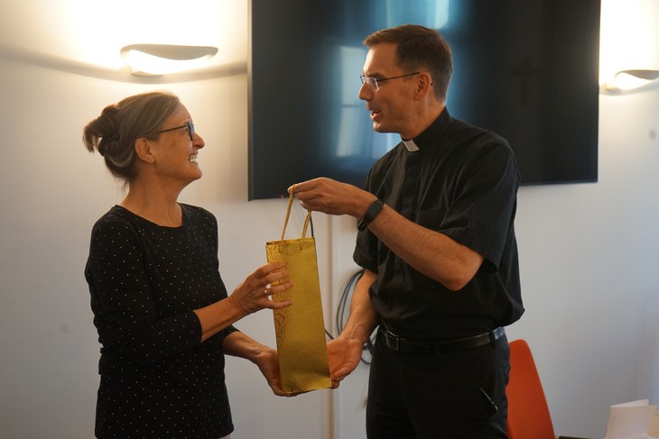 Generalvikar Andreas Kutschke überreicht ein kleines Zeichen der Anerkennung für den Dienst im Bistum. © Samuel-Kim Schwope