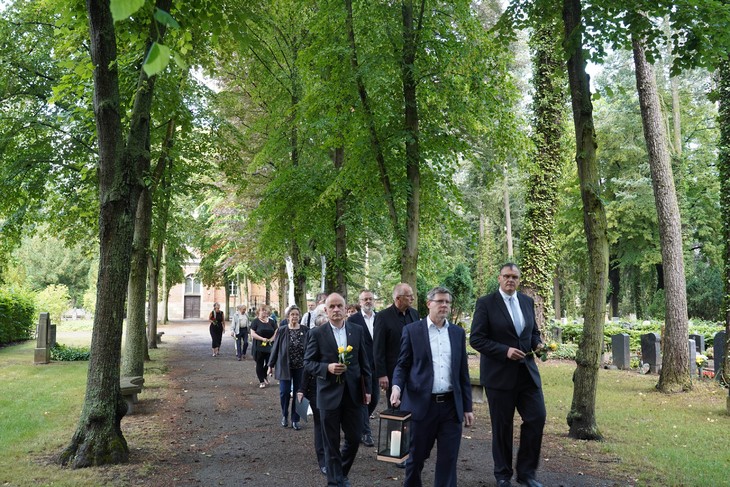 Bei der Gedenkfeier zogen die Teilnehmerinnen und Teilnehmer mit Rosen zum Begräbnisfeld. © Wolfgang Hesse