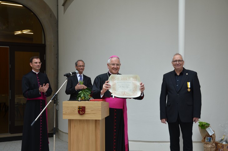 Mit dem päpstlichen Orden "Pro Ecclesia et Pontifice" samt Urkunde konnte Bischof Heinrich (Bildmitte) Domkapellmeister Matthias Liebich (rechts) zur Verabschiedung in den Ruhestand auszeichnen. Links im Bild Domdekan Andreas Kutschke und Ordinariatsrat Christoph Bernhard, im Bischöflichen Ordinariat verantwortlich für das Dresdner Kapellknabeninstitut. © Michael Baudisch