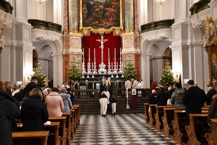 Zahlreiche Gläubige gedachten mit ihrer Teilnahme am Requiem in der Dresdner Kathedrale des verstorbenen Papstes Benedikt XVI. © Michael Baudisch