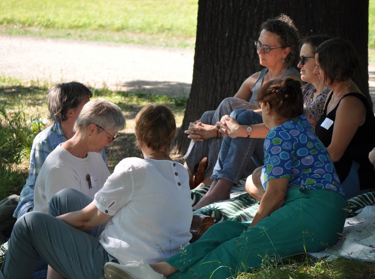 Austausch und Begegnung standen im Mittelpunkt des Frauenfests, ob in großer oder in kleiner Runde - wie hier während einer Pause auf einem Spaziergang. © Claudia Freitag